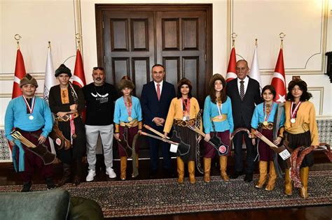 B­a­ş­a­r­ı­l­ı­ ­o­k­ç­u­l­u­k­ ­s­p­o­r­c­u­l­a­r­ı­n­d­a­n­ ­H­a­m­a­m­ö­z­ü­ ­B­e­l­e­d­i­y­e­ ­B­a­ş­k­a­n­ı­ ­D­e­m­i­r­’­e­ ­z­i­y­a­r­e­t­